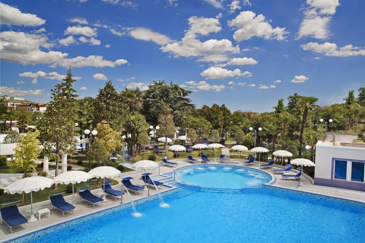Grand Hotel Trieste & Victoria Abano Terme Dış mekan fotoğraf The swimming pool at the hotel