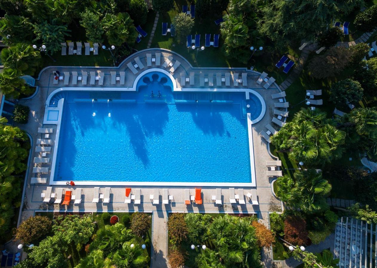 Grand Hotel Trieste & Victoria Abano Terme Dış mekan fotoğraf Aerial view of the swimming pool