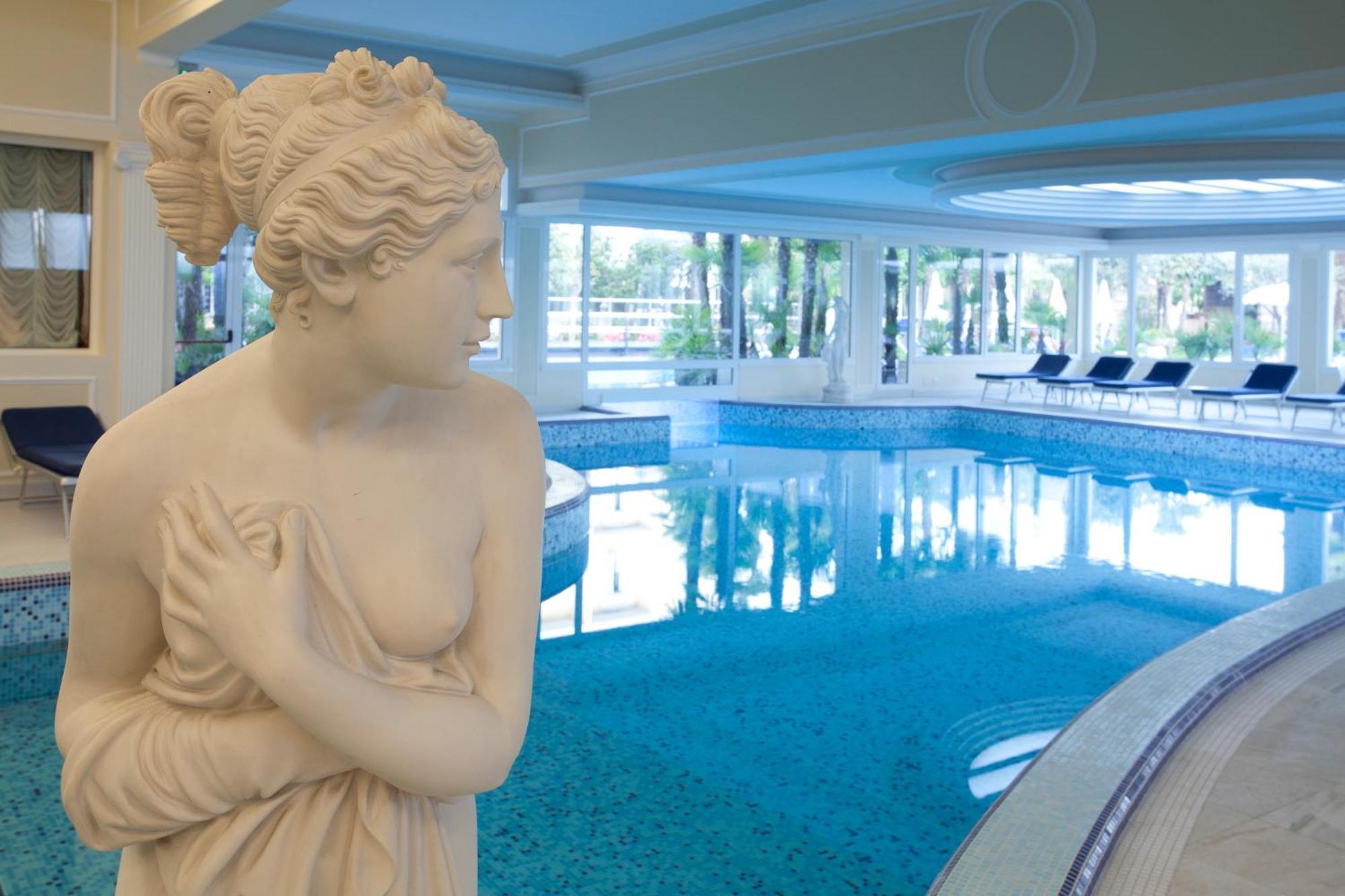 Grand Hotel Trieste & Victoria Abano Terme Dış mekan fotoğraf The indoor pool at the hotel
