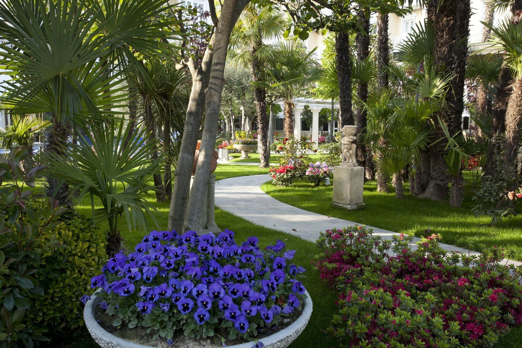 Grand Hotel Trieste & Victoria Abano Terme Dış mekan fotoğraf The gardens of the hotel