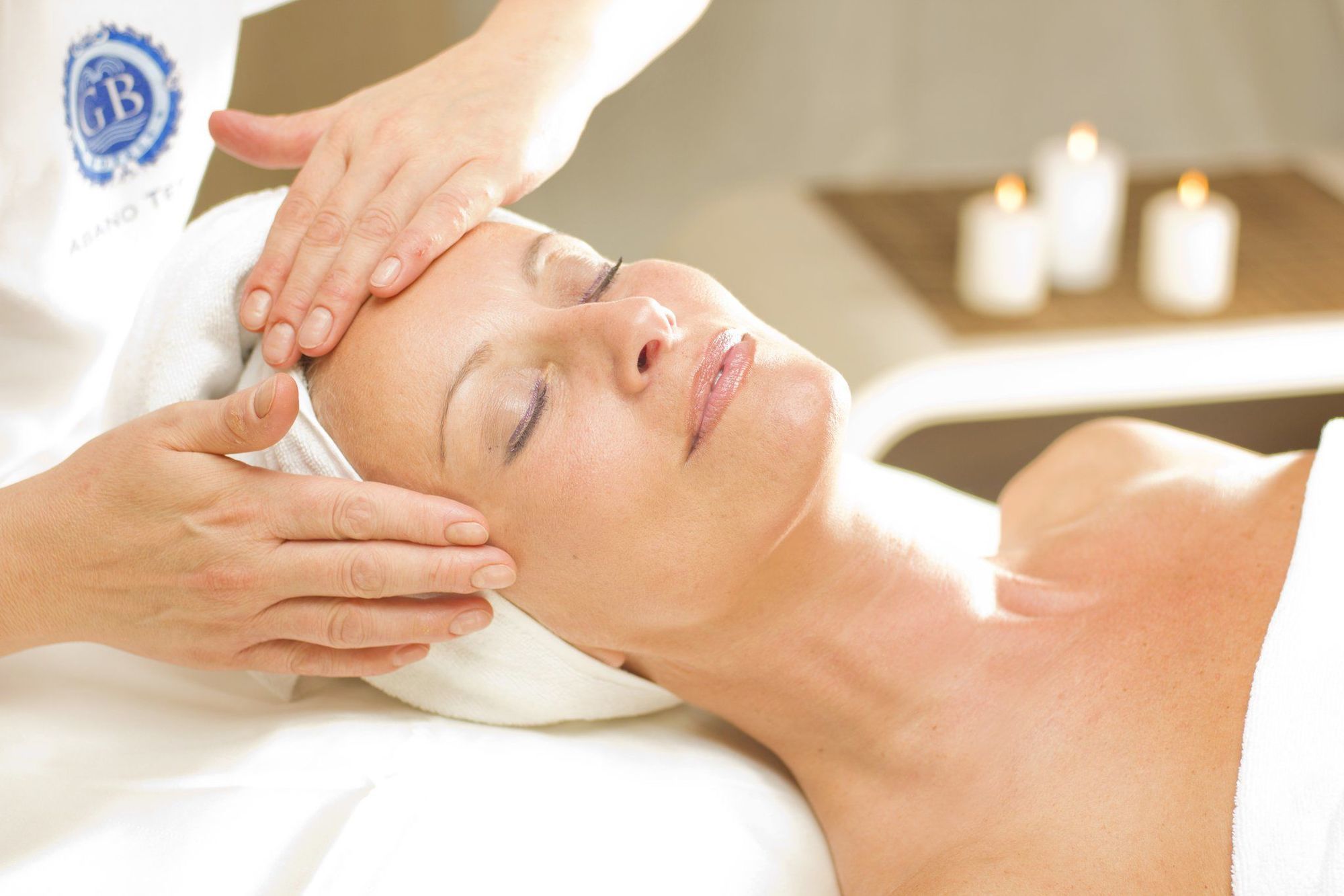 Grand Hotel Trieste & Victoria Abano Terme Dış mekan fotoğraf A woman receiving a facial treatment