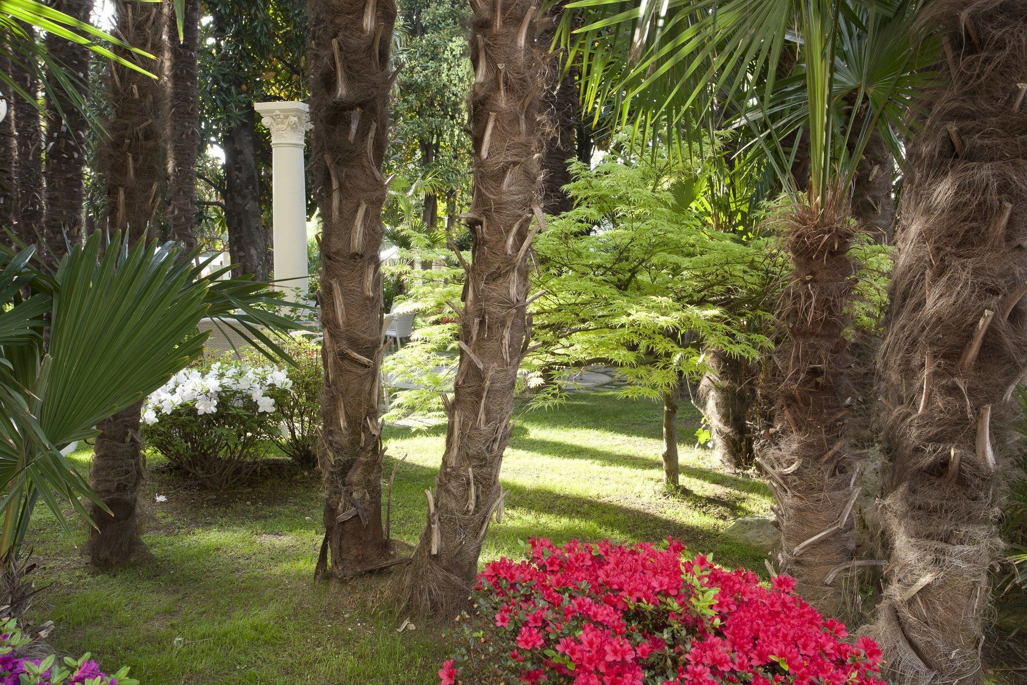 Grand Hotel Trieste & Victoria Abano Terme Dış mekan fotoğraf The gardens of the Villa Durazzo-Pallavicini