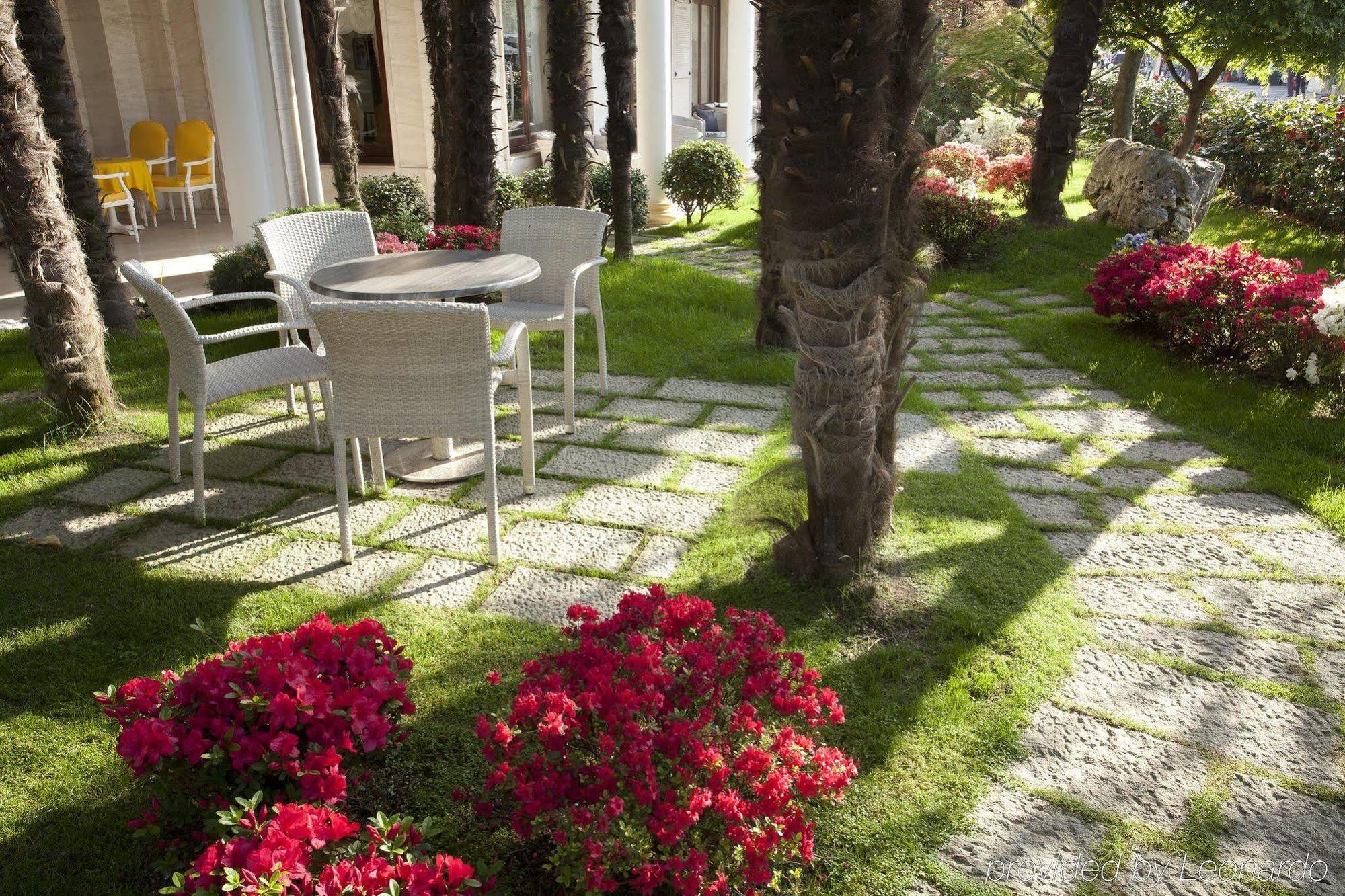 Grand Hotel Trieste & Victoria Abano Terme Dış mekan fotoğraf The garden of the villa