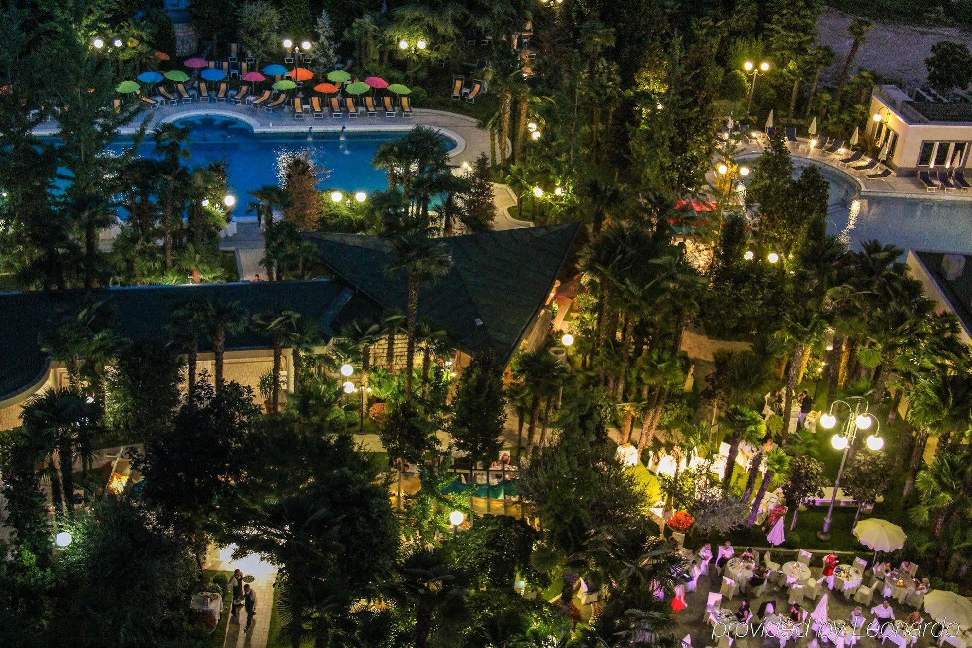 Grand Hotel Trieste & Victoria Abano Terme Dış mekan fotoğraf The resort at night