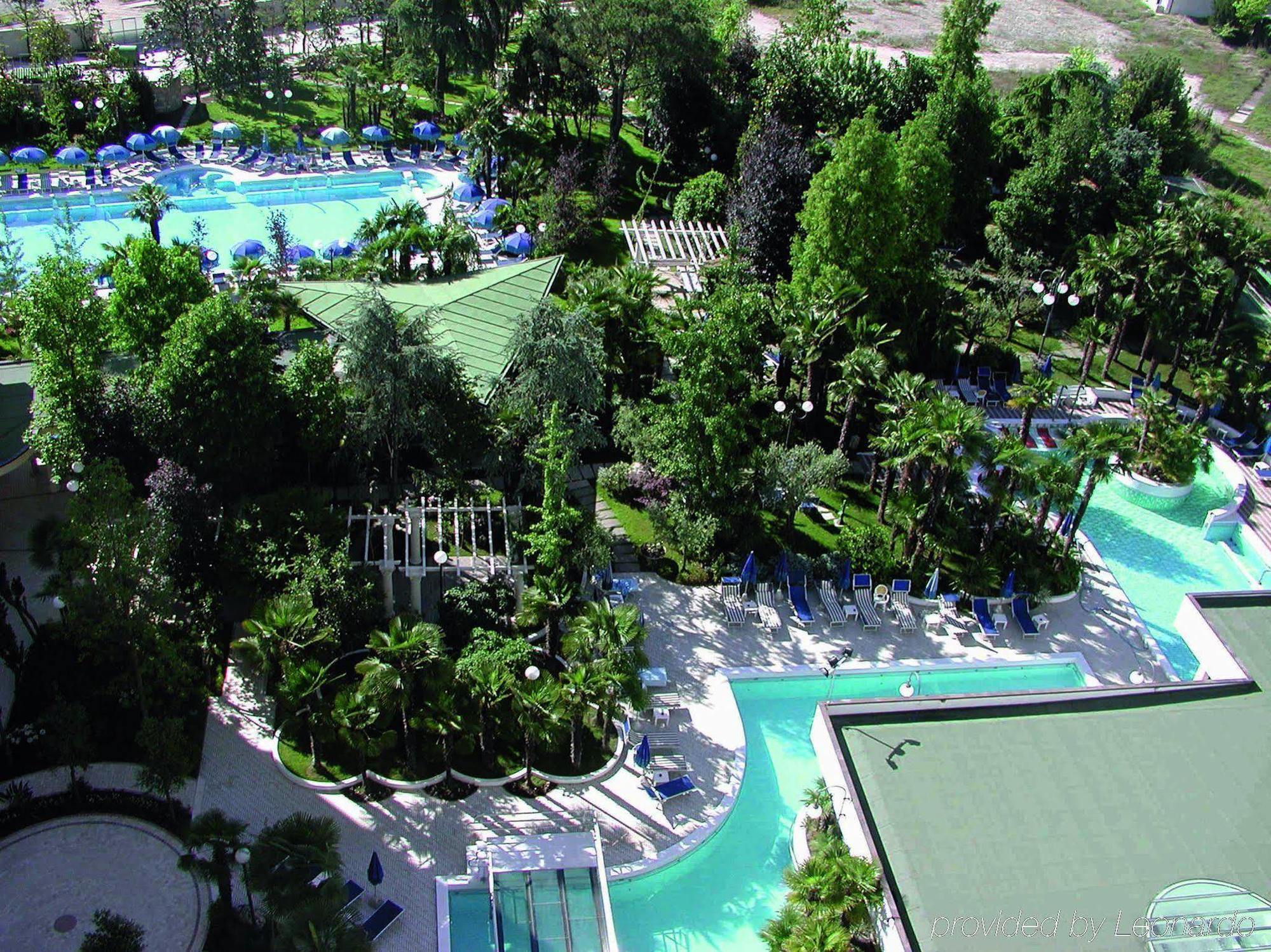 Grand Hotel Trieste & Victoria Abano Terme Konforlar fotoğraf Aerial view of the hotel