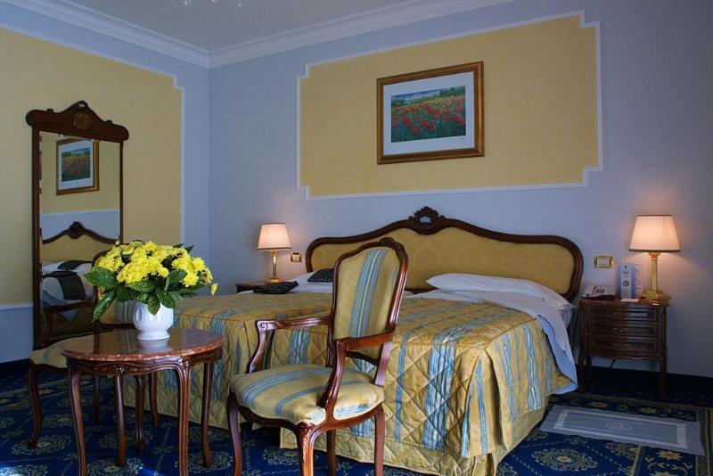 Grand Hotel Trieste & Victoria Abano Terme Dış mekan fotoğraf A room at the hotel
