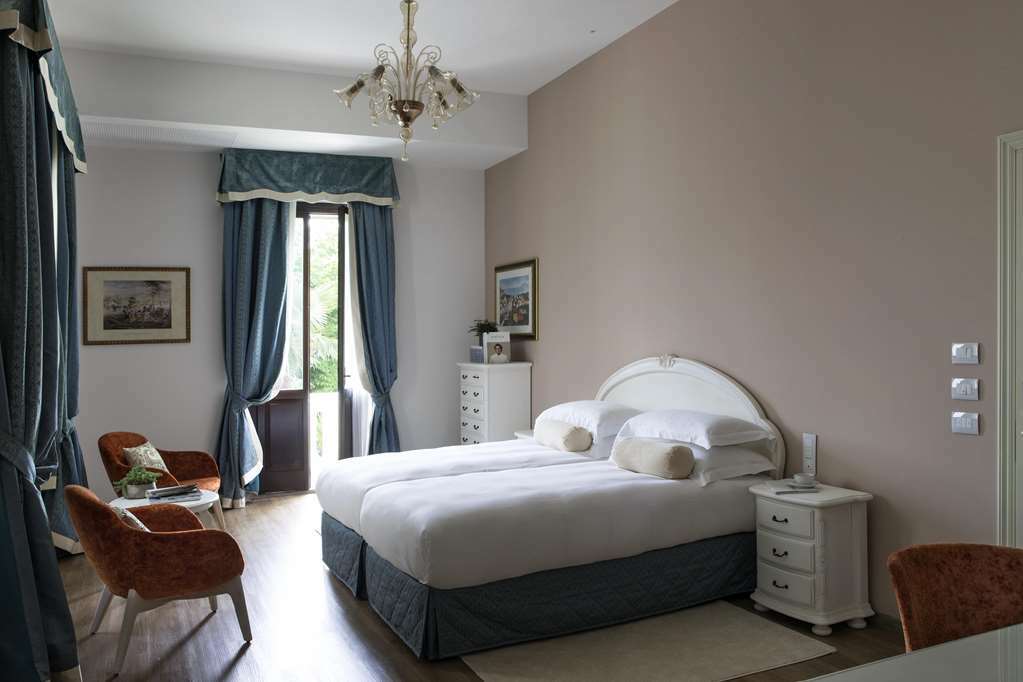 Grand Hotel Trieste & Victoria Abano Terme Oda fotoğraf A room at the hotel