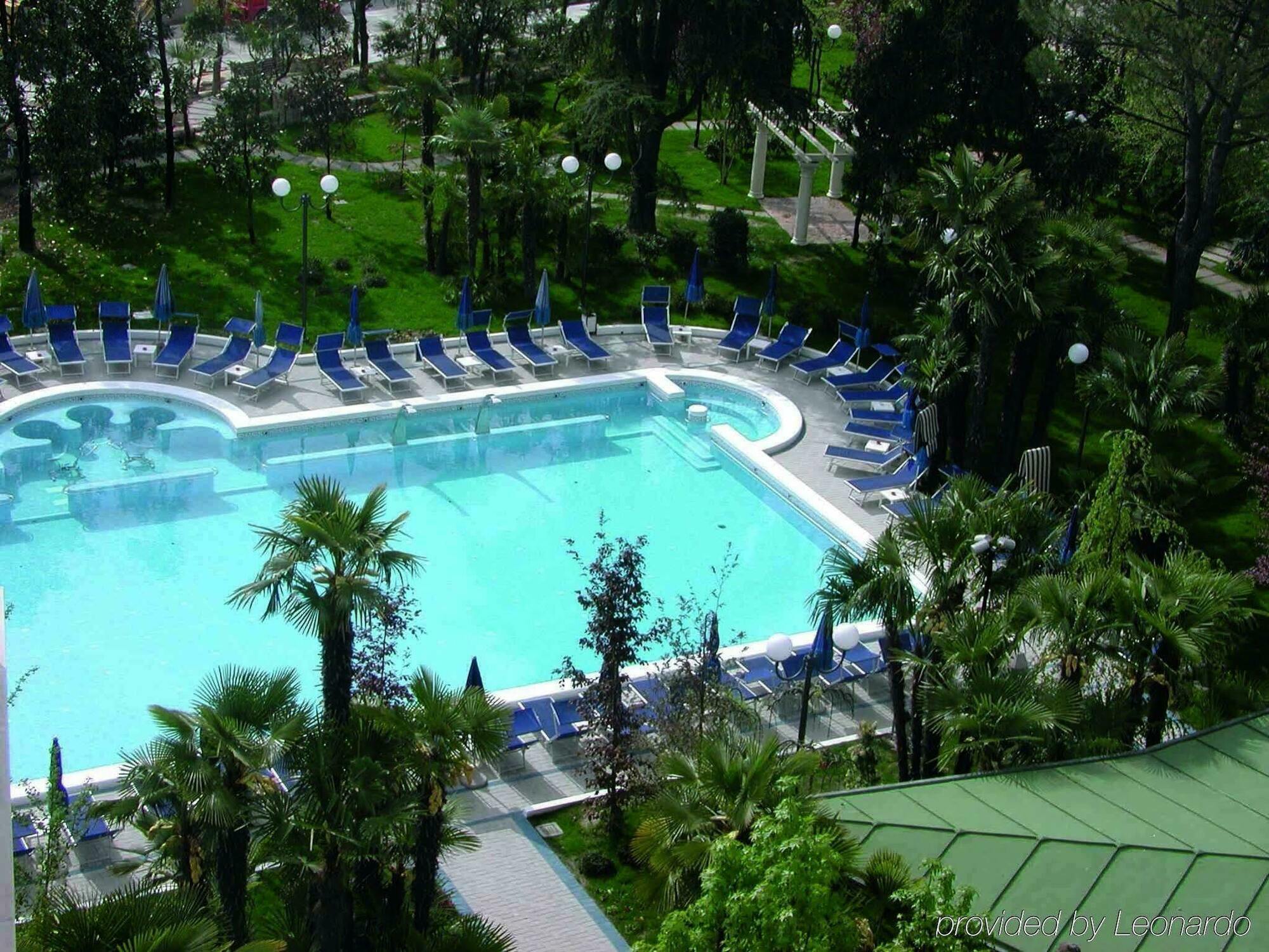 Grand Hotel Trieste & Victoria Abano Terme Konforlar fotoğraf The swimming pool